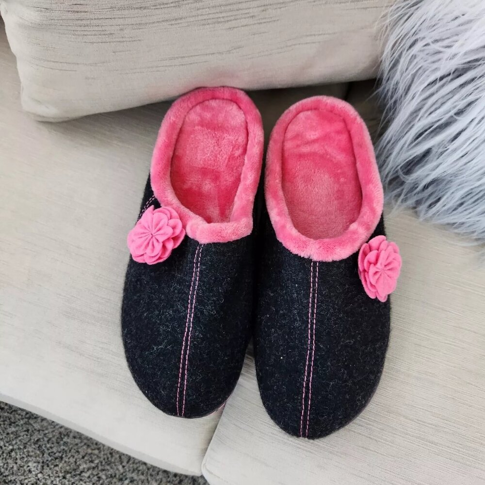 Brookstone Woman’s Black Slippers With Pink Lining -Trim / Removable Flower XL